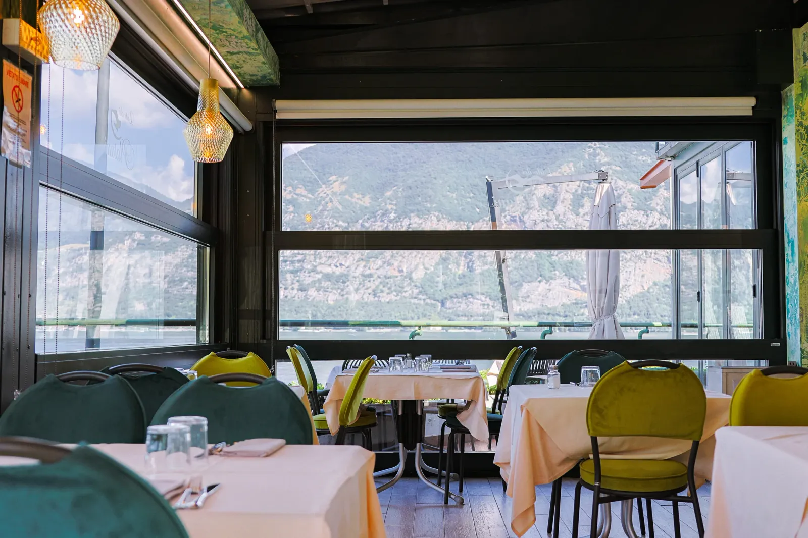 Veranda vetrata del Lido dei Platani con vista sul Lago d’Iseo Veranda vetrata del Lido dei Platani con vista sul Lago d’Iseo