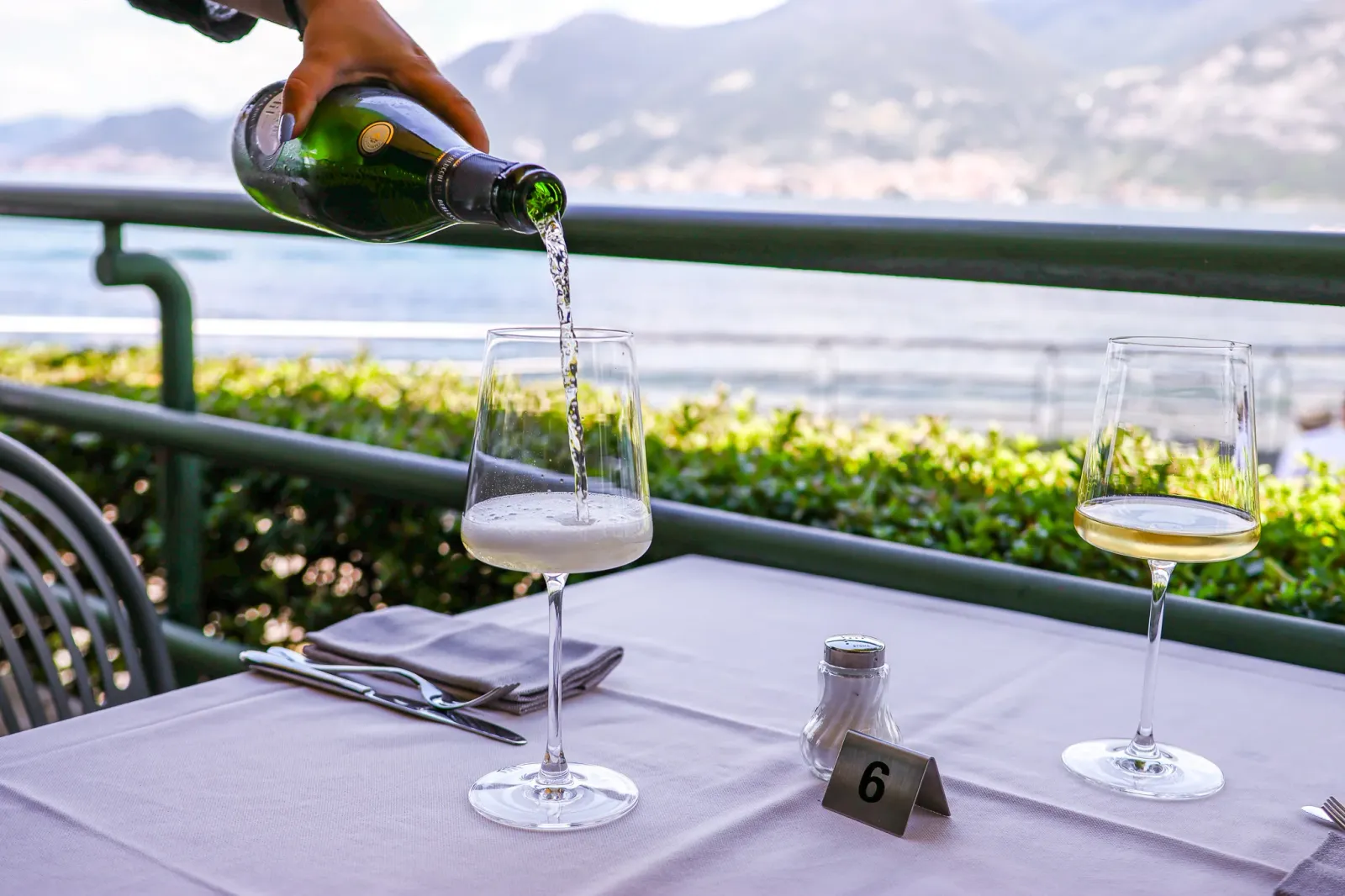 Brindisi sul lago Brindisi con vino sulla terrazza sul lago